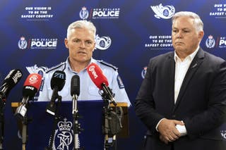 O Comissário de Polícia Richard Chambers (à esquerda) e o Ministro de Emergência Mark Mitchell (à direita)